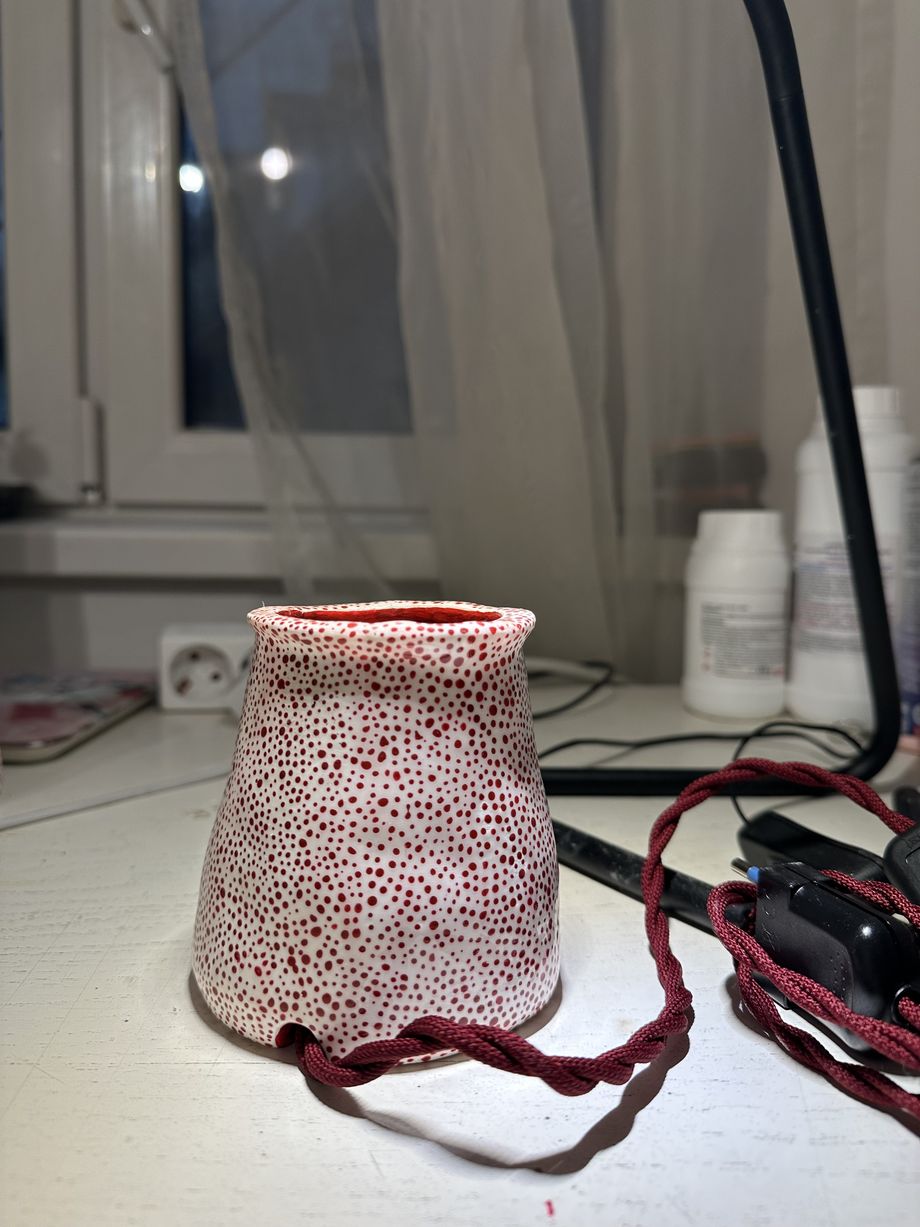 Lampa Kona Dots pe pervaz, lângă fereastră